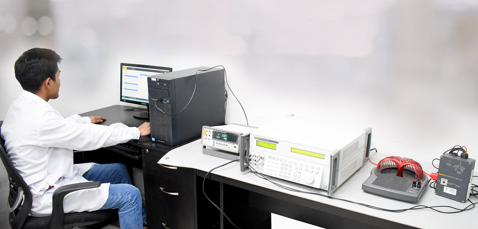 Especialista realizando calibraciones en el laboratorio